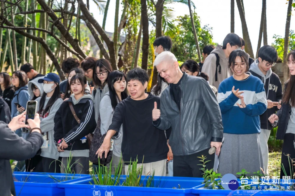 元智大學管理學院與桃園和平生態農場、春燕生態農場合作推動水生植物復育，左為春燕生態農場共同創辦人余孟芬，右為元智大學管理學院陳懷傑教授