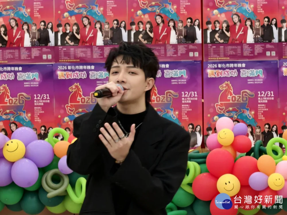 歌手陳竟飛演唱。圖/記者鄧富珍攝