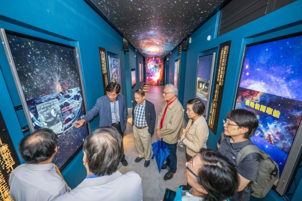 中原大學物理系講座教授孫維新親自於「星空走廊」導覽,分享天文與太空探索的教育意義。