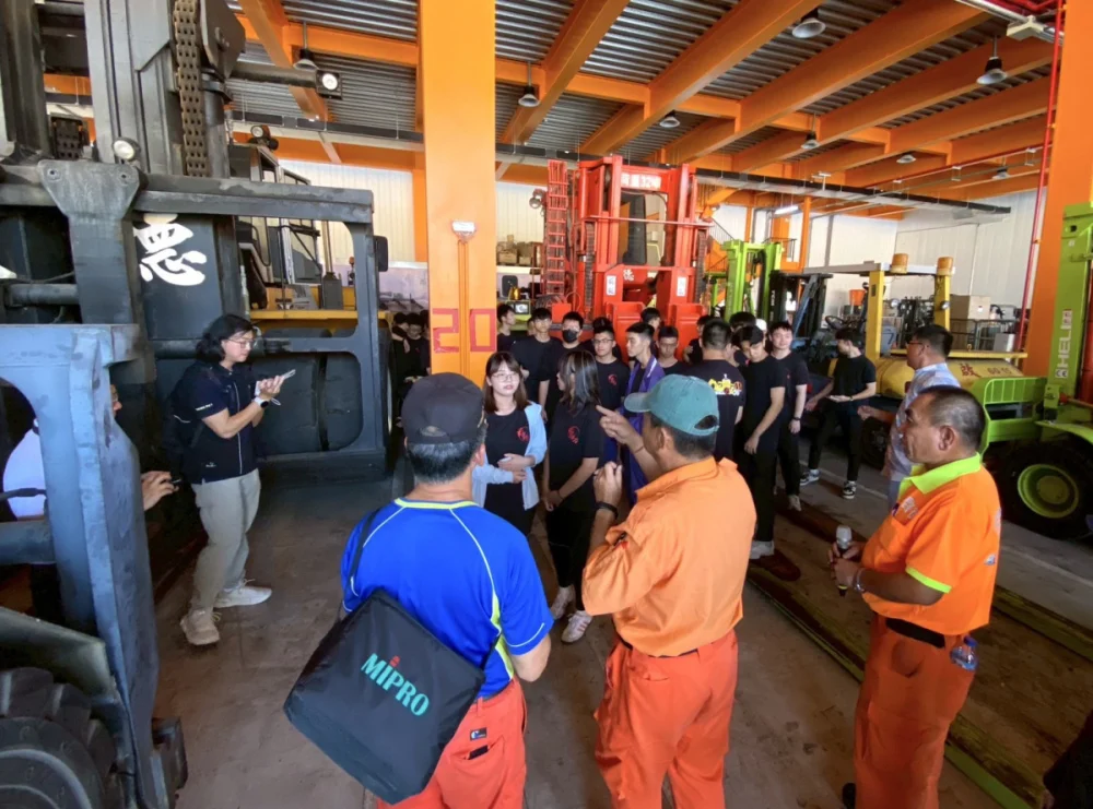 「賈桃樂青年企業實習推動計畫」安排國立北科附工動力機械科前往啟德重機參訪，實地觀察大型機械運作流程。