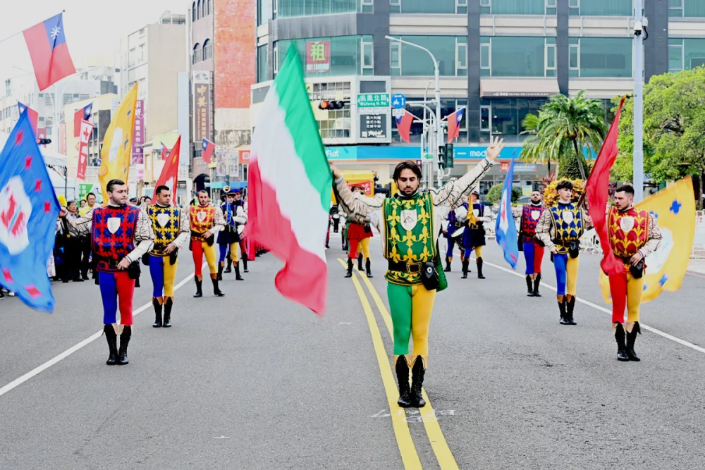 義大利科里羅尼中古世紀管樂旗隊以戰鼓、號角與旗舞，打造出古代慶典般的盛大儀式。（圖／記者陳致愷攝影）