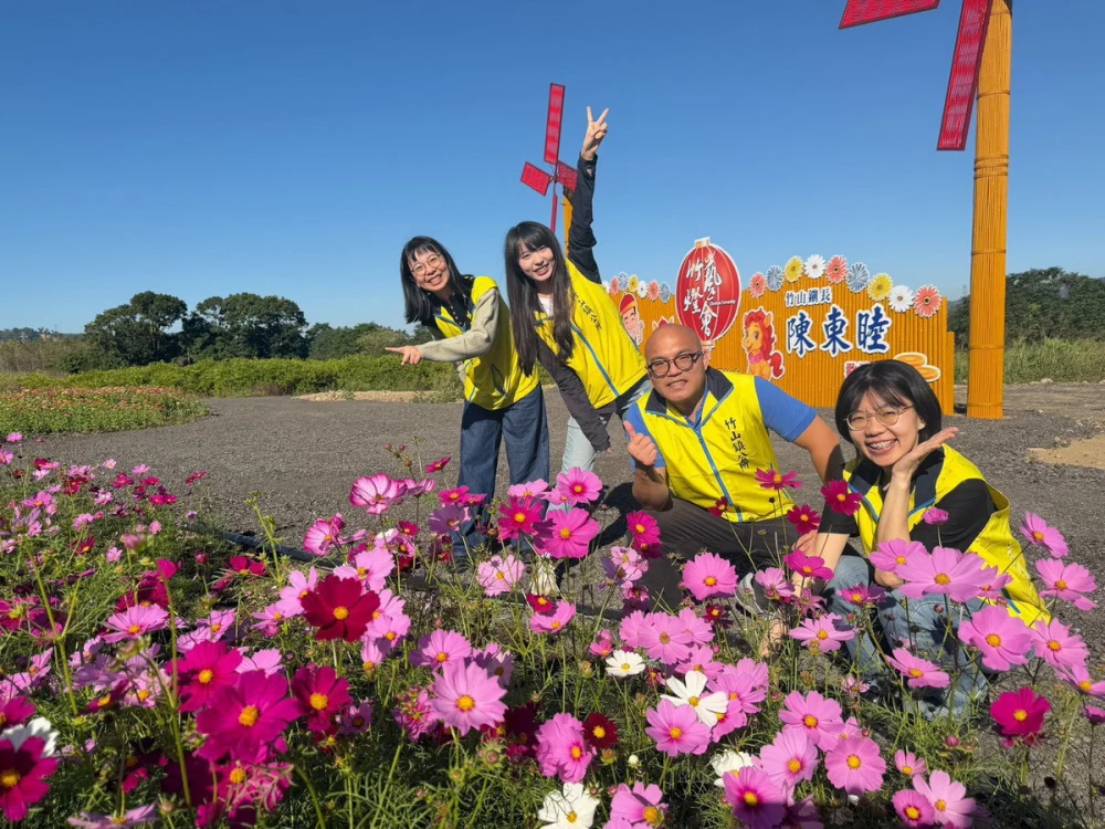 竹山鎮九十九崁花海正綻放，歡迎全國遊客到訪。（竹山鎮公所提供）