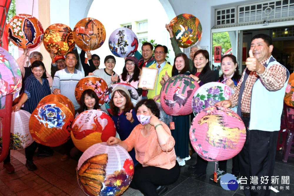 林世賢市長逐批和藝術家們合影。圖／彰化市公所提供