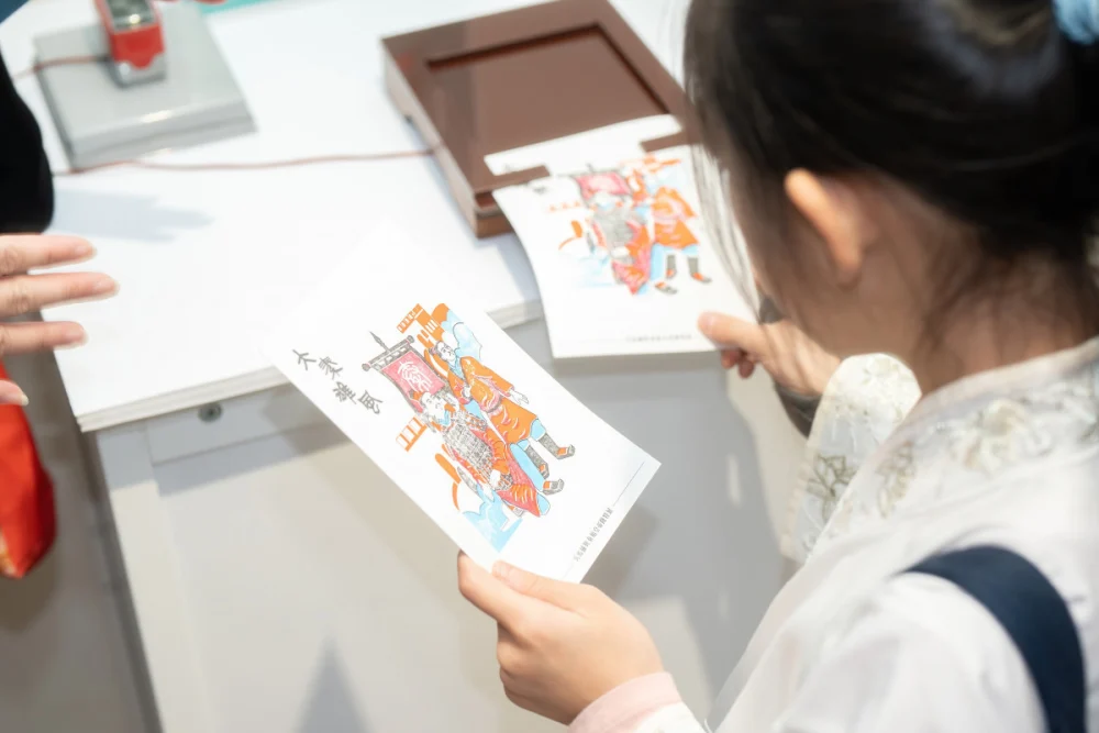 最受歡迎互動體驗遊戲「兵馬俑套色明信片製作」，色彩鮮豔，令人愛不釋手/社團法人中華翰維文化推廣協會提供