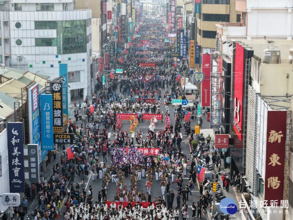2025嘉義市國際管樂節踩街嘉年華，今天下午在嘉義市中央噴水圓環盛大登場。(圖／陳致愷攝影)