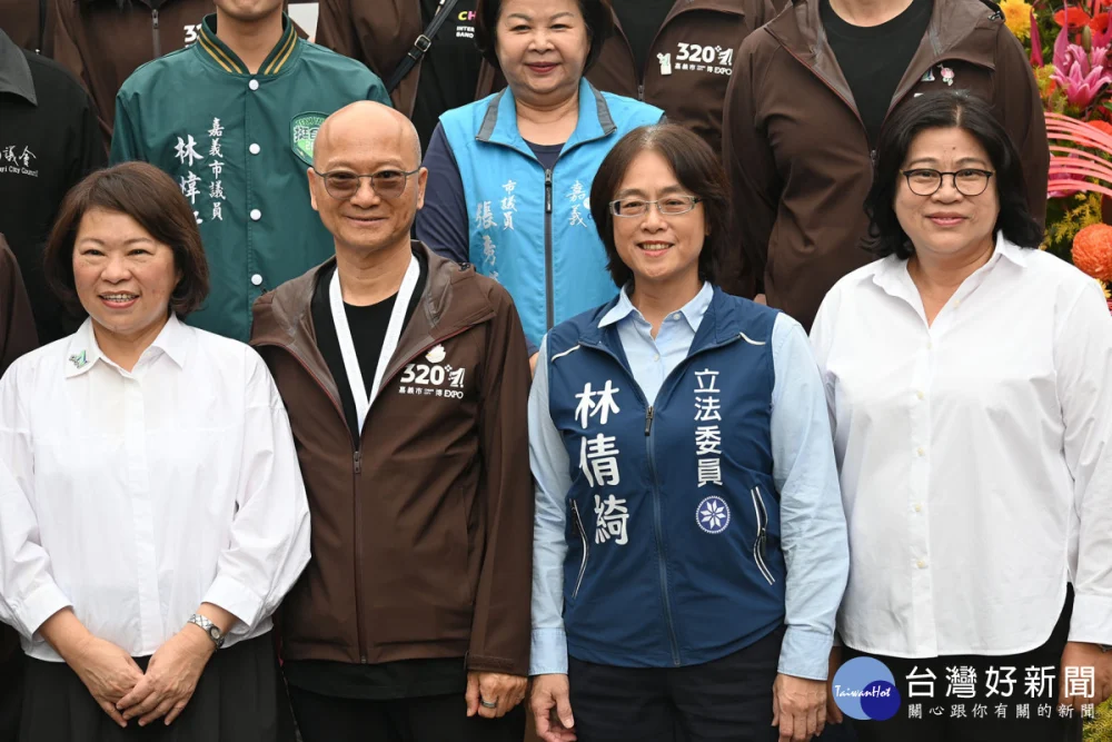 2025嘉義市國際管樂節踩街嘉年華,今天下午在嘉義市中央噴水圓環盛大登場。(圖/陳致愷攝影)