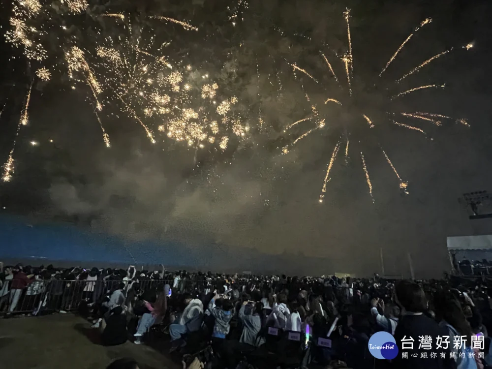 群星齊聚彰化歲末演唱會，3.5萬人歡唱迎接2026新年。圖／彰化縣政府提供