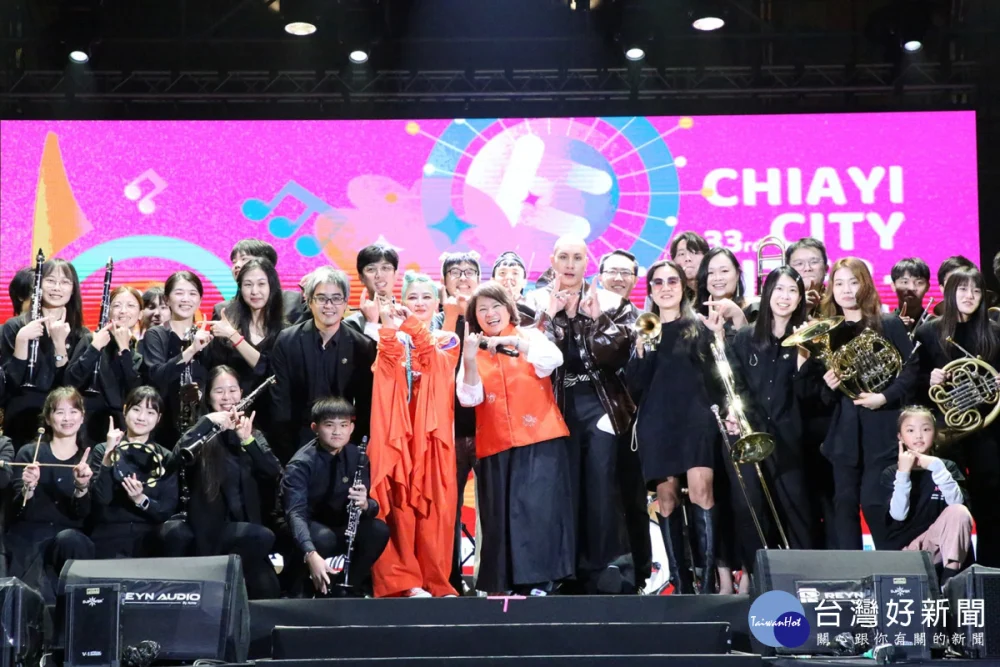 管樂節晚會壓軸由范曉萱 and 100%樂團重磅登場，並與歌手黃宣YELLOW合體，加上嘉頌重奏團與復雷閣街舞團／嘉義市府提供