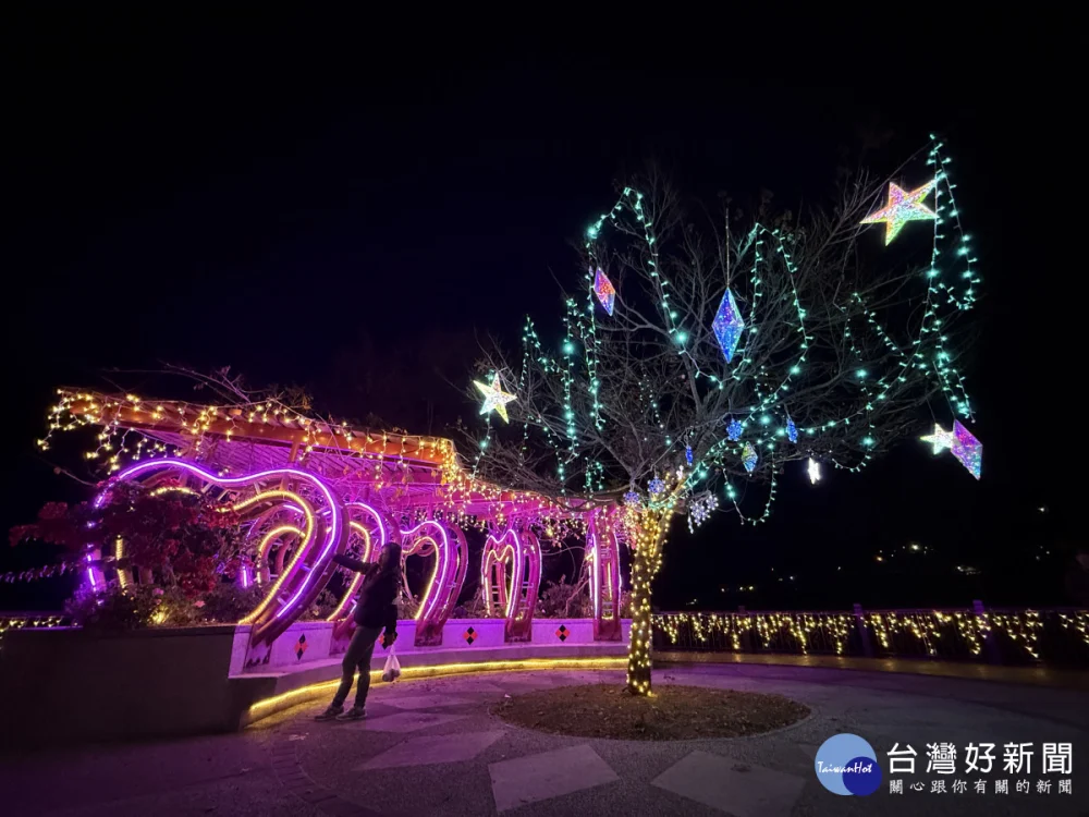梨山觀景台「月臨星迎」迎賓燈區。