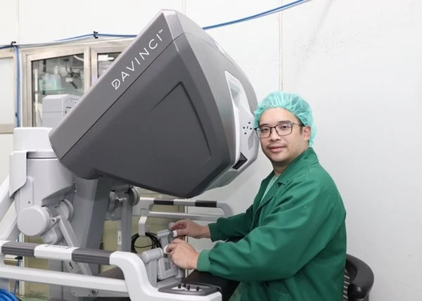 7旬罹癌男驚見肺腫瘤手術高難度　達文西助攻切除肺節