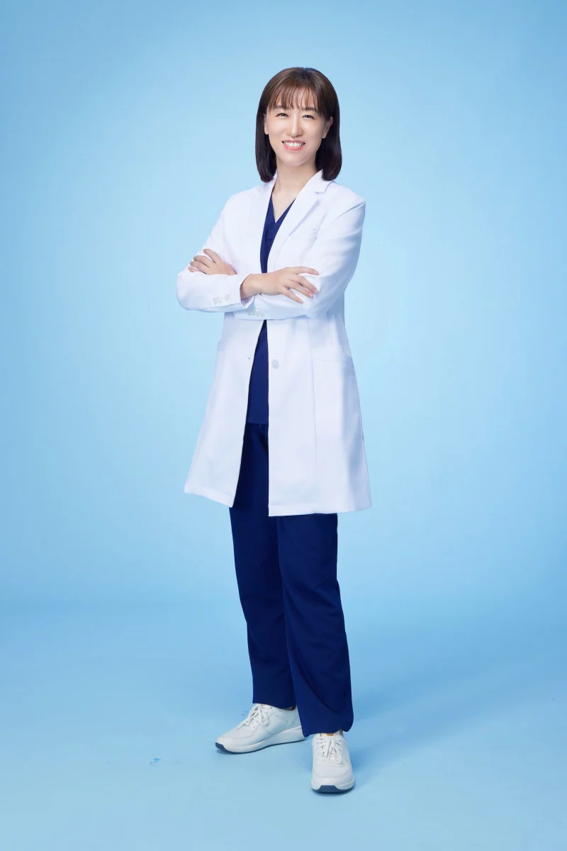 台全眼科總院長 黃釋緣醫師，親自執行雲林縣首台SMILE微創近視雷射手術。