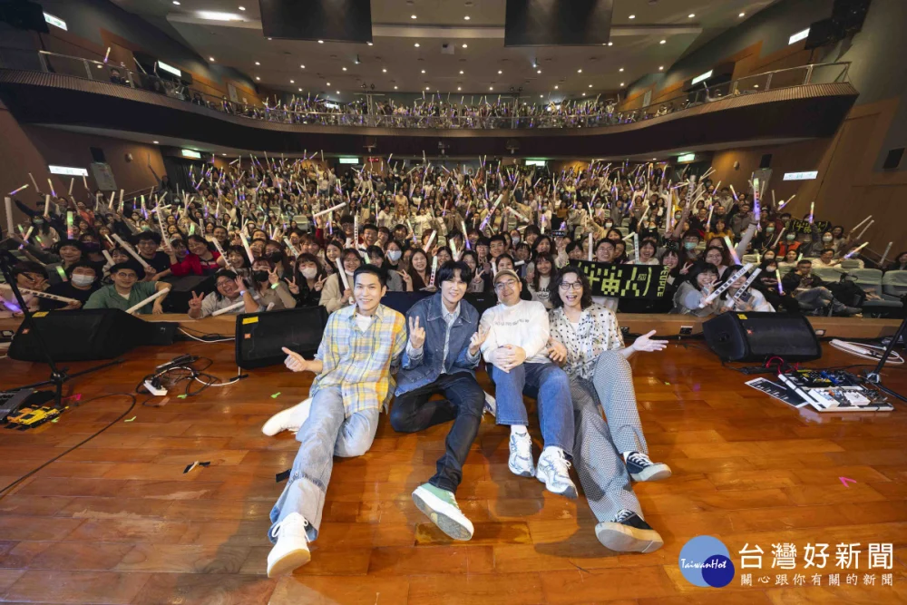 首場音樂會邀請金曲樂團宇宙人擔任開場嘉賓，一上台就點燃全場氣氛。（相信音樂提供）