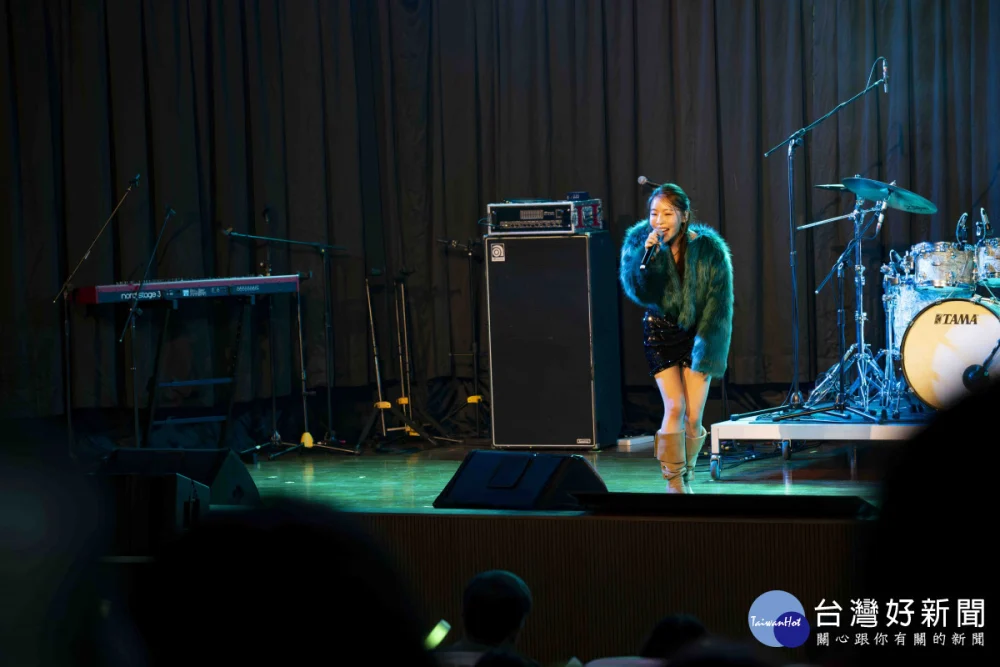 台語創作歌手鍾綺以細膩嗓音帶來溫暖慰藉，讓在場的員工聽得如癡如醉。圖／彰基醫院提供