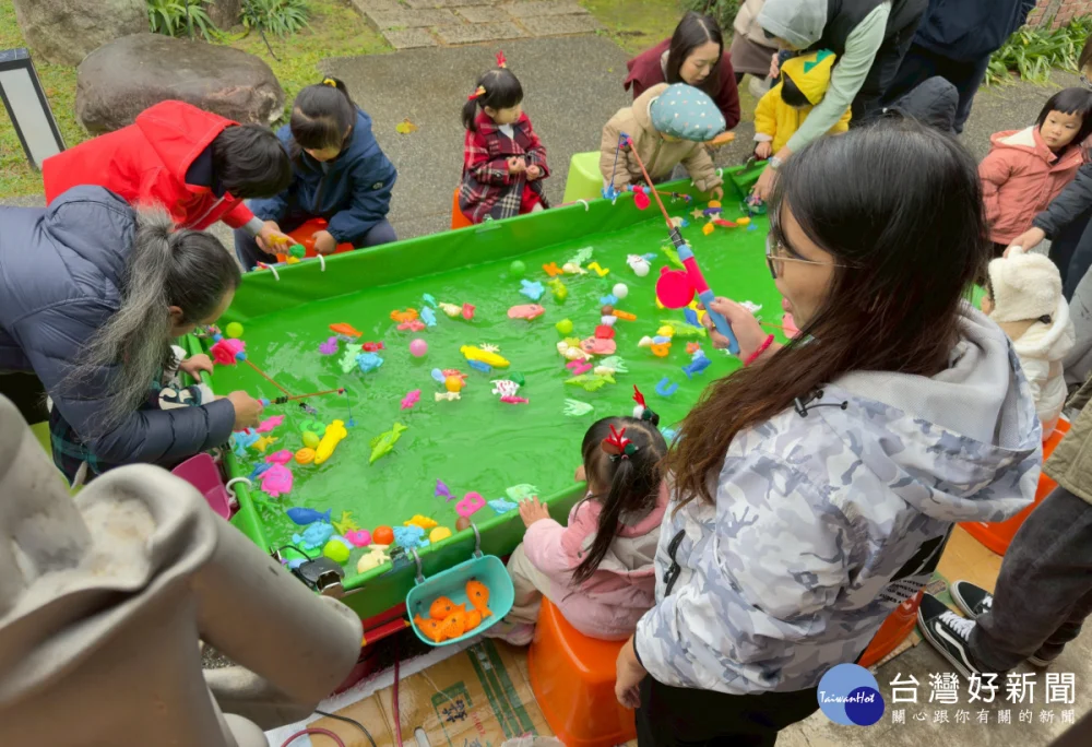 小朋友玩釣魚 ，樂在其中。