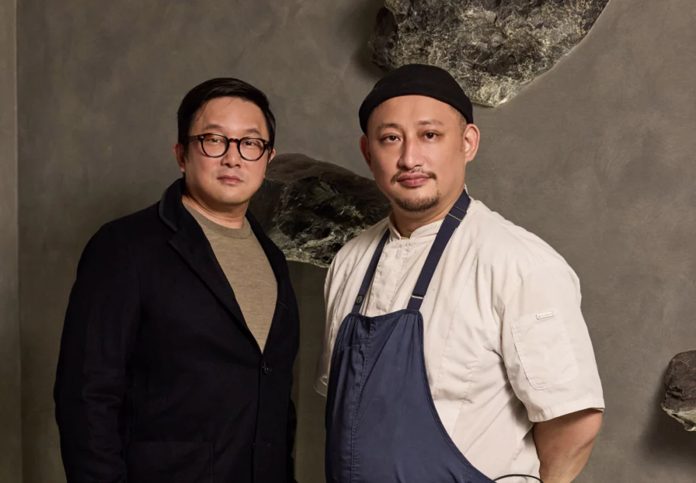 金蘭食品董事長鍾淳名(左)邀請好嶼HOSU主廚李易晏(右)以金蘭油膏進行臺菜創作。