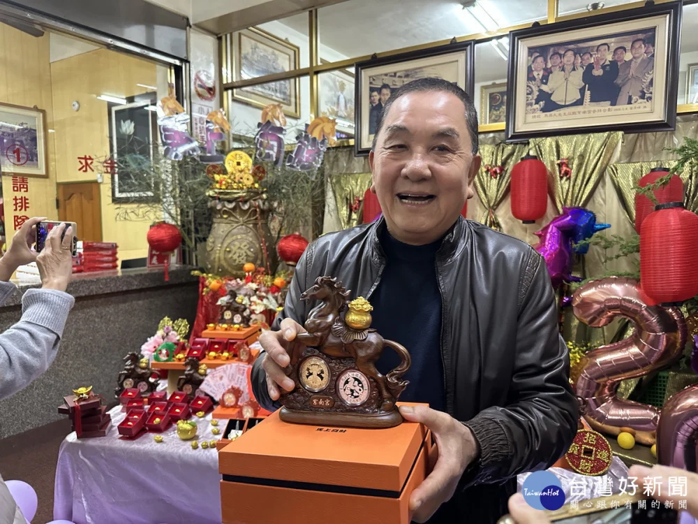 莊秋安主委展示馬年套組。（記者扶小萍攝）