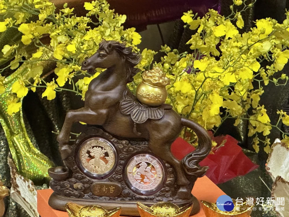 駿馬奔騰馬背聚寶盆寓意馬上發財。（記者扶小萍攝）