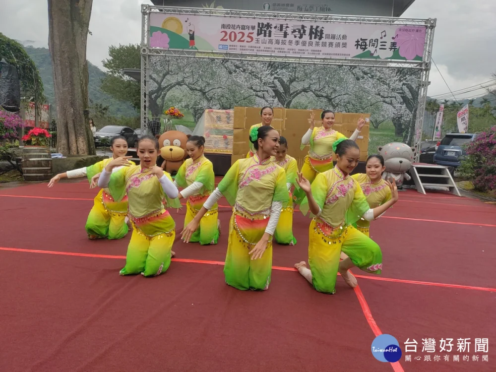 表演團體熱情演出。（記者吳素珍攝）