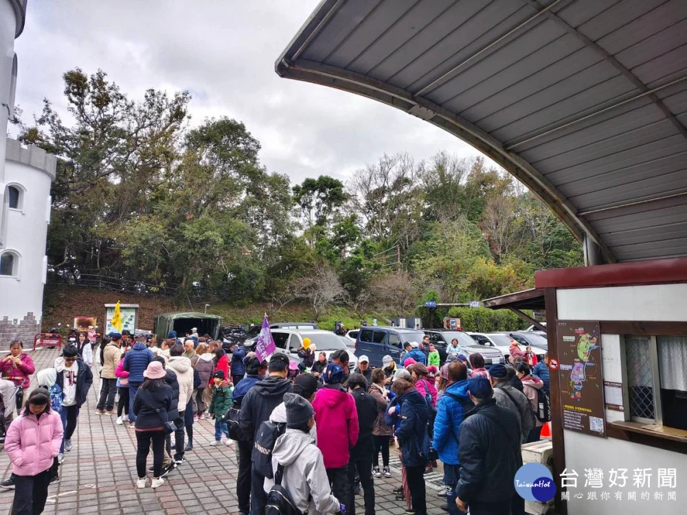 清境農場一切正常，旅客安心進入青青草原觀賞綿羊秀及馬術表演。（清境農場提供）