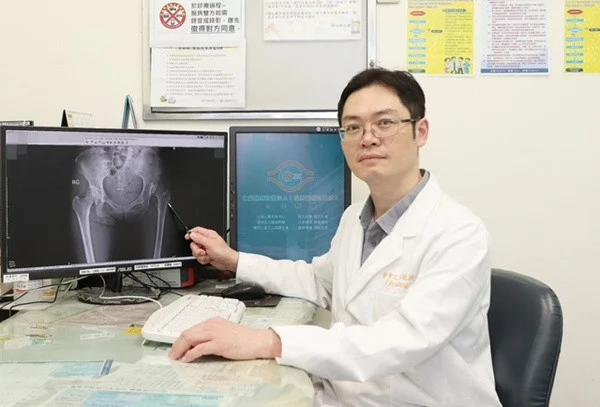 走路卡卡30年　微創置換改善陪兒成長不是夢