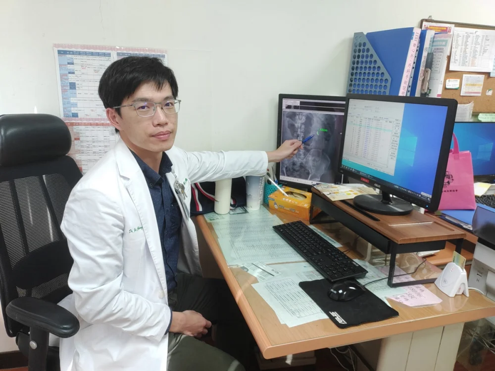 南投醫院泌尿科醫師何承儒表示，腎結石與腎臟腫瘤，這些問題初期可能症狀不明顯，但若輕忽，可能對健康造成長遠的影響，甚至威脅生命，健康的腎臟是活力的根本。（記者吳素珍攝）