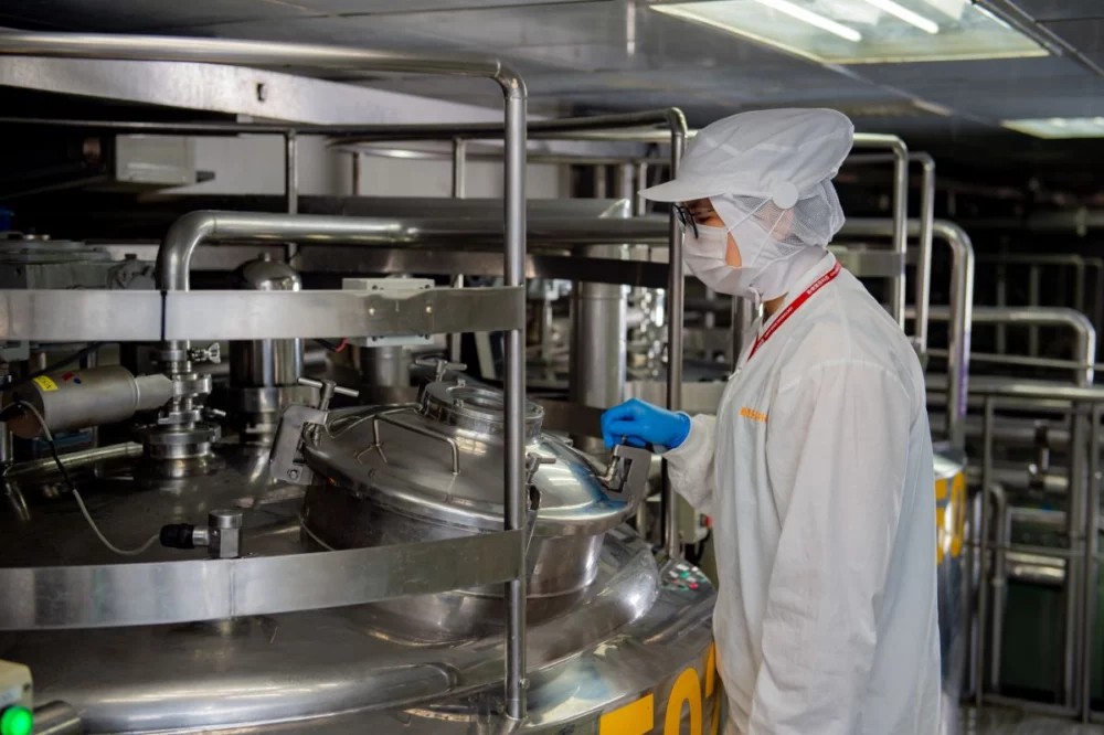 圖／勤億蛋品導入高規格生產設備與科技化控管技術，從原料端到加工流程落實衛生管理與追溯機制，協助品牌降低食安風險並維持供應穩定。（勤億蛋品 提供）