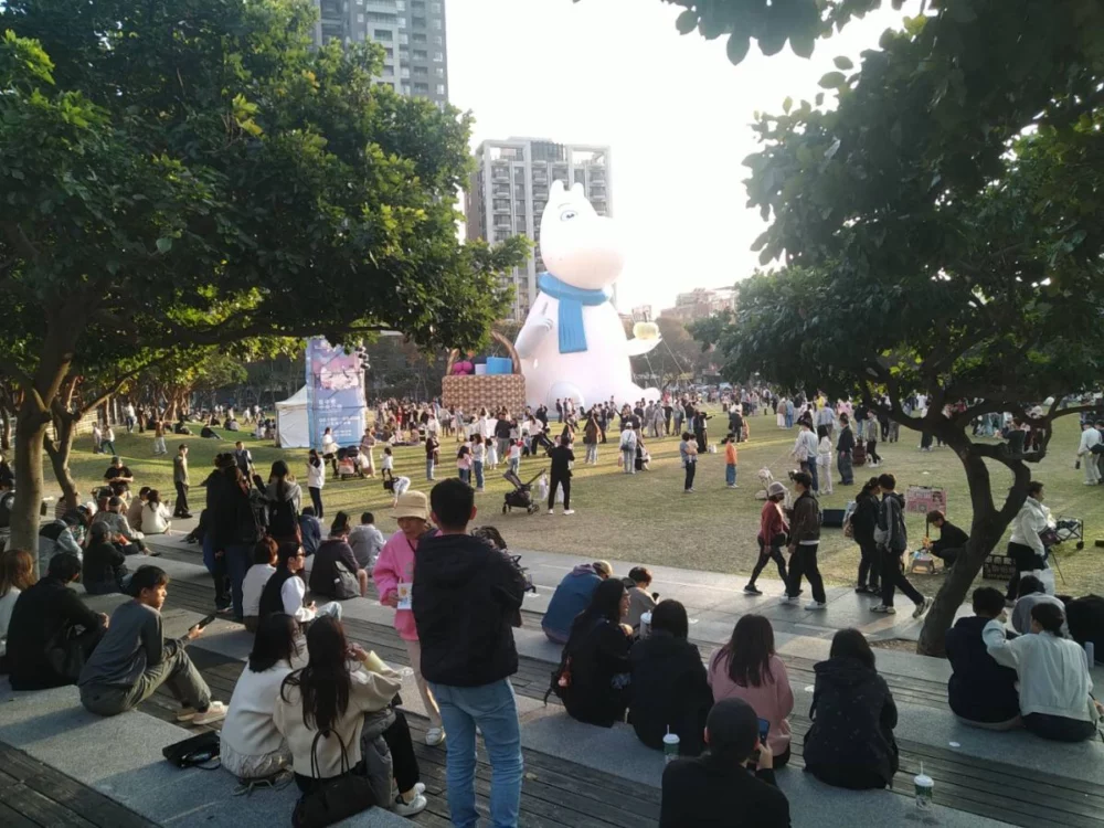 圖／巨型姆明氣偶吸引大量人潮。（台中市政府提供）