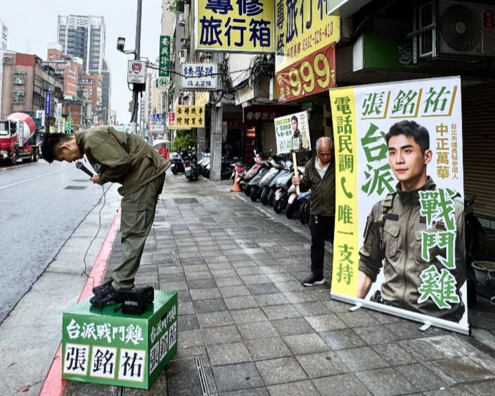圖／民進黨籍張銘祐今（3）日正式宣布投入台北市中正、萬華區市議員的黨內初選，並提出「台派戰鬥雞」作為參選精神。（張銘祐臉書）