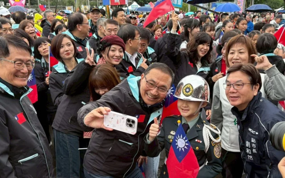 圖／年僅10歲的小禮兵孫孫俐落操槍備受矚目。（新北市政府民政局提供）