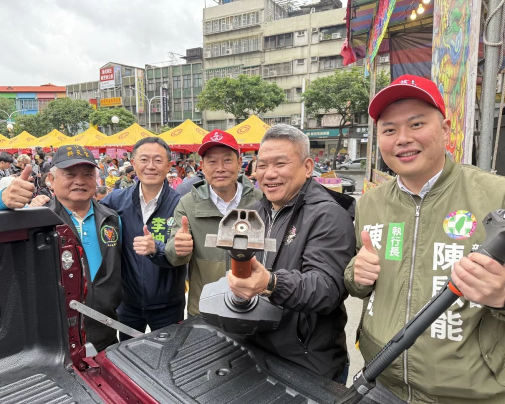 圖／拱心宮與騏瑋實業有限公司亦於同日完成公益捐贈，聯合捐贈一輛災情勘查車予新北市政府政府消防局。（陳俊維提供）