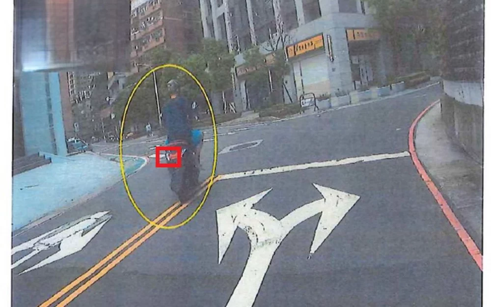 同時違規可連罰！未打方向燈又跨雙黃線　騎士吞兩單敗訴