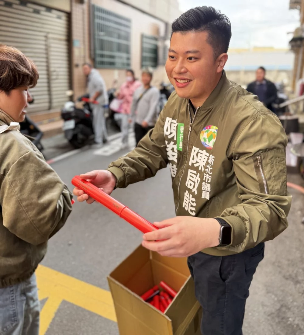 圖／將投入2026年新北市議員選舉的陳俊維，發送「台灣尚勇」與「神馬都好」的春聯給民眾。（新北市議員陳啟能辦公室提供）
