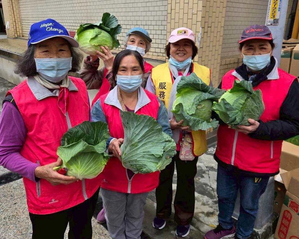 圖/「這『里』有愛.來換菜」的活動,今日上午在新北市三重區的「五常公園日照中心」前舉行。(民眾提供)