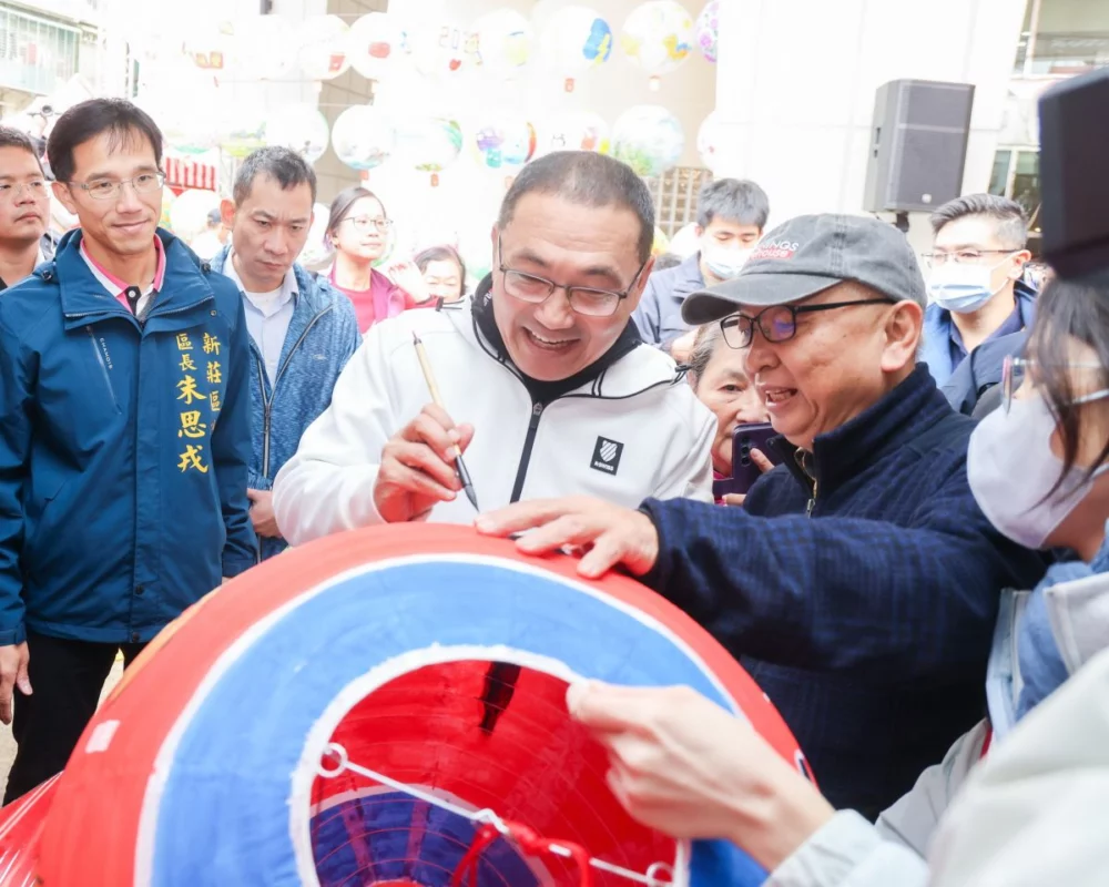 侯友宜彩繪燈籠迎新年 新莊慶元宵傳承百年文化