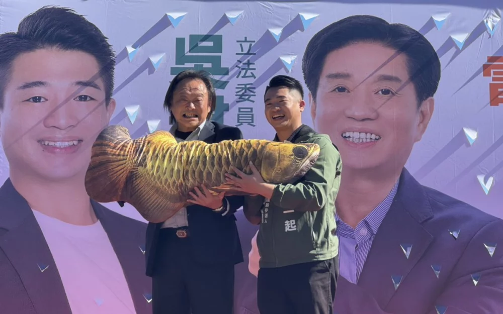 圖/立法委員王世堅(左)贈送吳昇翰(右)大魚娃娃,祝福吳昇翰通過電話民調的初選。(吳昇翰辦公室提供)