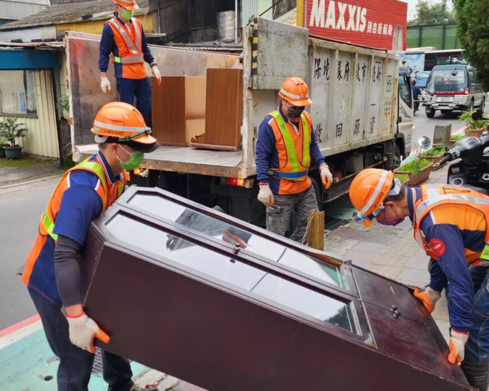 圖／新北市平時即提供大型家具預約的清運服務，民眾可透過電話或網路事先登記。（新北市政府環保局提供）