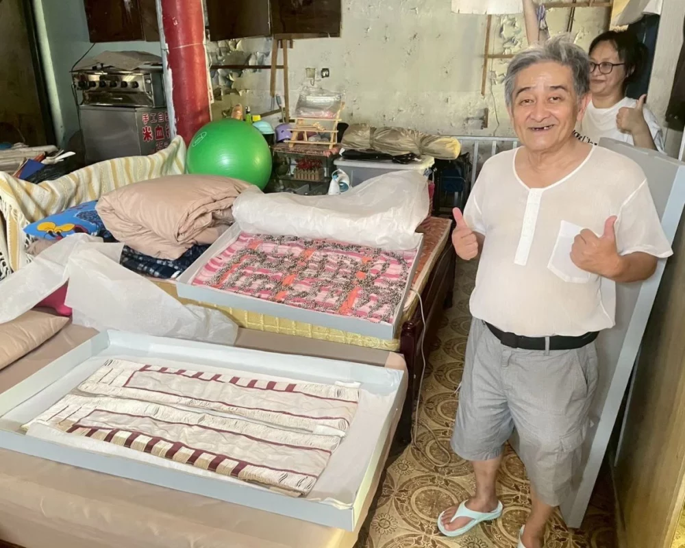 圖／泰博館製作無酸保存盒，協助提升耆老家中泰雅族貝珠長衣保存環境。（新北市政府原民局提供）