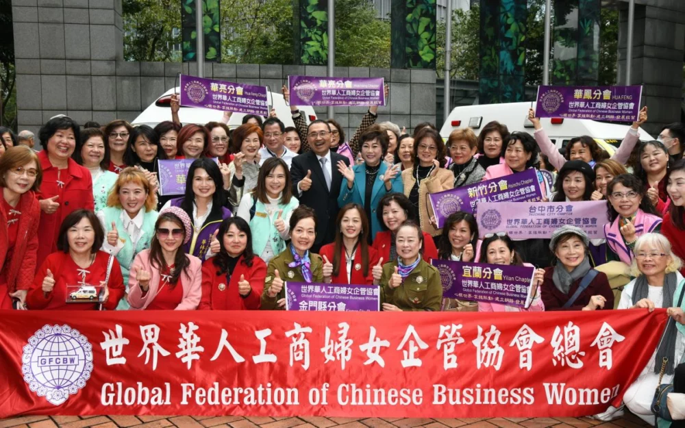 世華總會、優寶營造捐贈高頂救護車 新北救護量能再升級