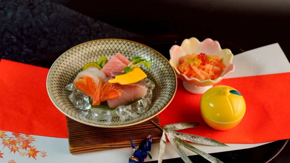 圖／莞固和食冬懷石中的刺身盛合，選用油脂豐腴的黑鮪魚大腹，濃郁的脂香在口腔中迸發，與青甘魚的爽脆彈牙形成絕妙對比。（莞固和食 提供）