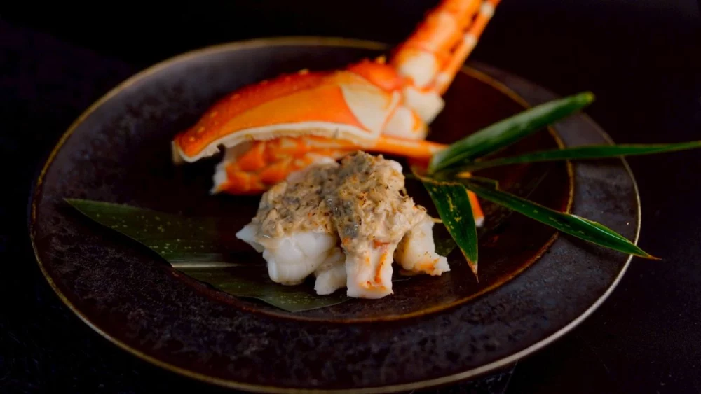 圖／莞固和食將伊勢海老與松葉蟹佐以特製美乃滋進行焗烤，鮮甜多汁的蟹肉與蝦肉完美融合，鹹甜交織的奶香口感濃郁綿密，讓人吮指回味。（莞固和食 提供）