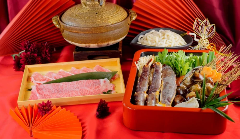 圖／「鱈場蟹與和牛、伊比利豚海陸鍋」集結四重頂級食材，海陸精華在高湯中交織出最奢華的鮮甜滋味，是對辛苦一整年的家人最暖心的款待。（莞固和食 提供）