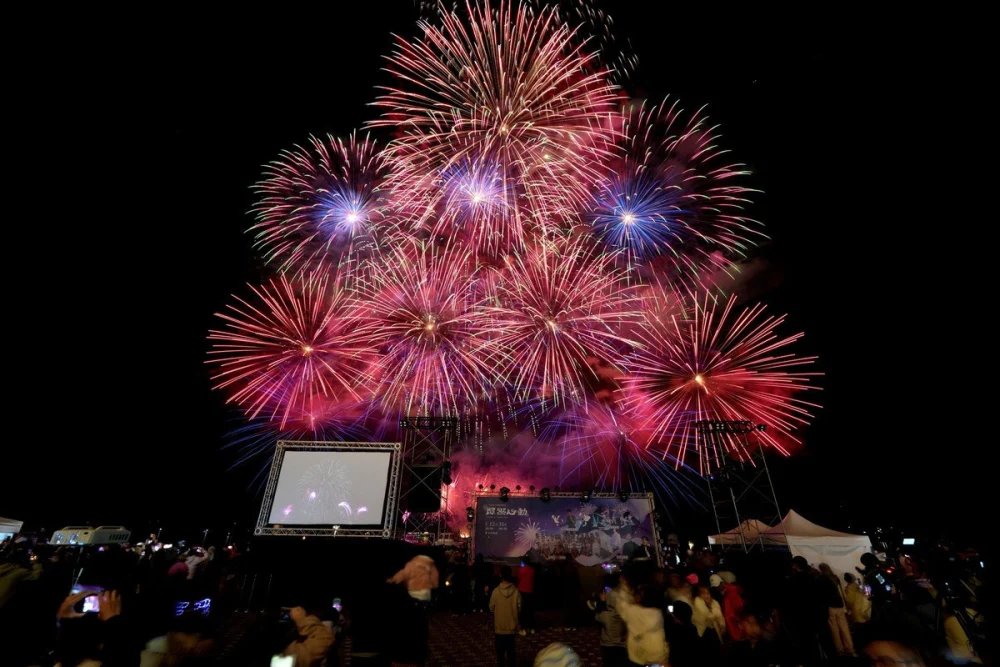 日月潭「潭然心動2026」跨年晚會，360秒煙火震撼全場。（日管處提供）