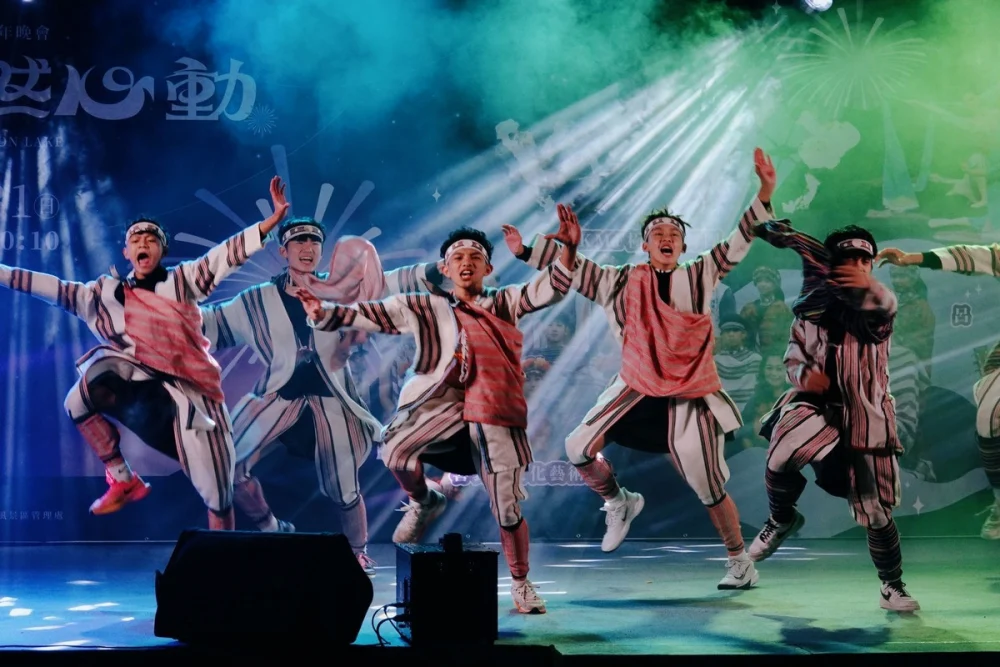 表演團體熱情演出，展現力與美。（日管處提供）