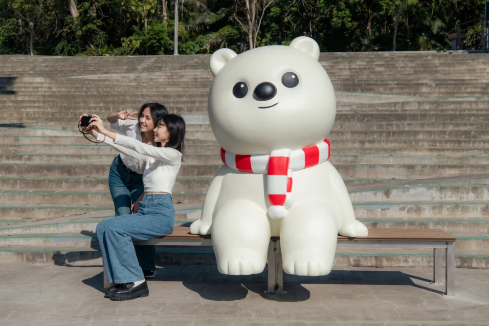 為迎接 2026 年元旦假期，嘉義市政府在蘭潭姊妹亭設置全新大型裝置藝術「大白熊」／嘉義市府提供