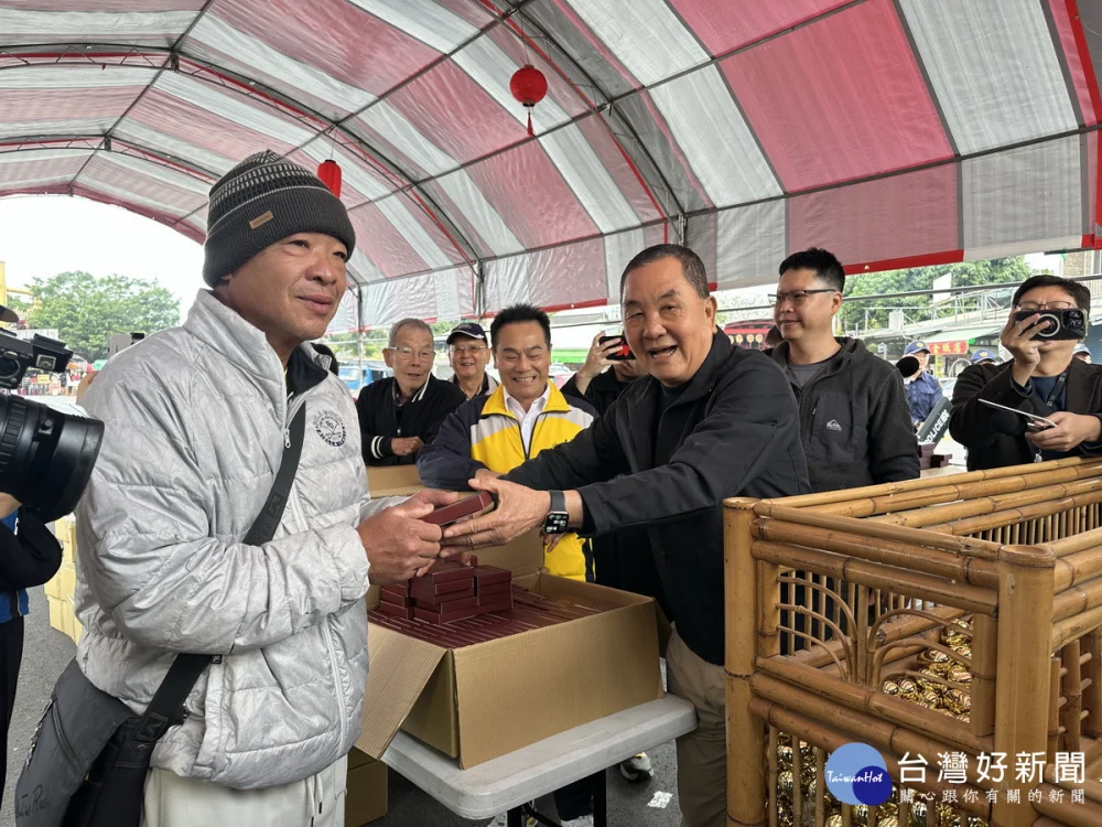 第一位領取錢母的張先生為幫母親祈福排了10多天。(記者扶小萍攝)