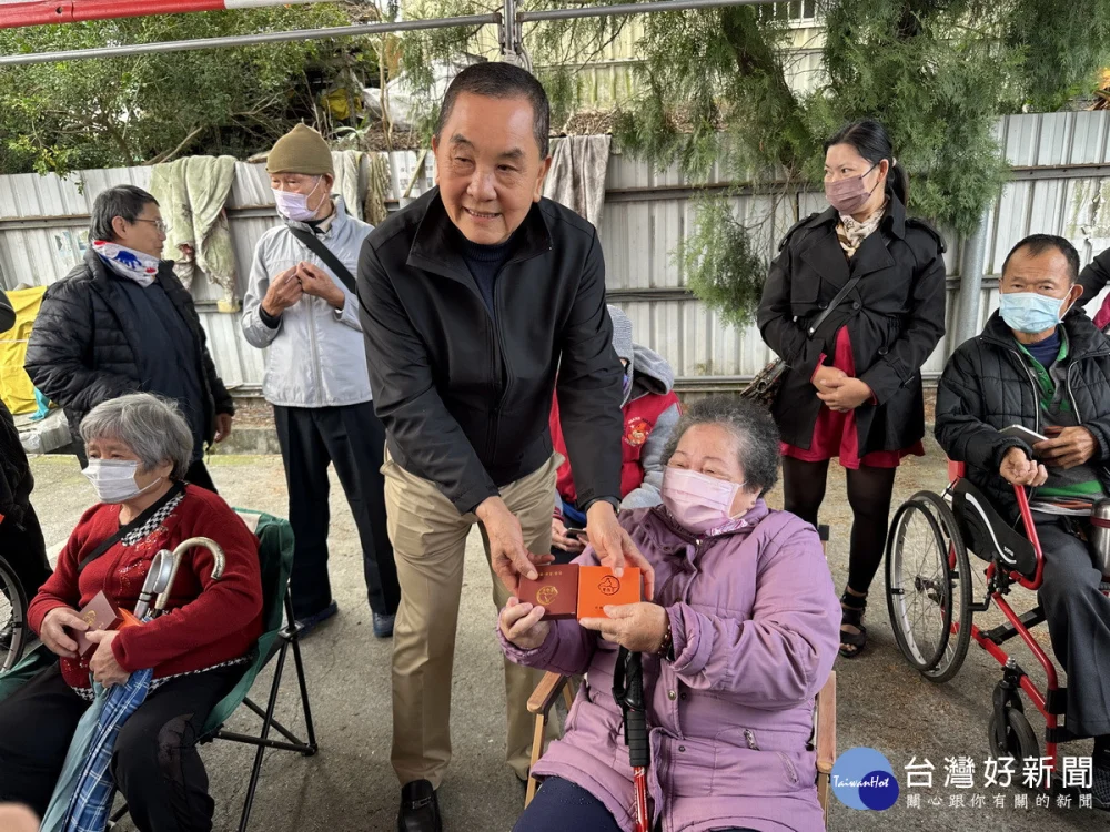 莊主委加碼送身心障礙、行動不便民眾。(記者扶小萍攝)