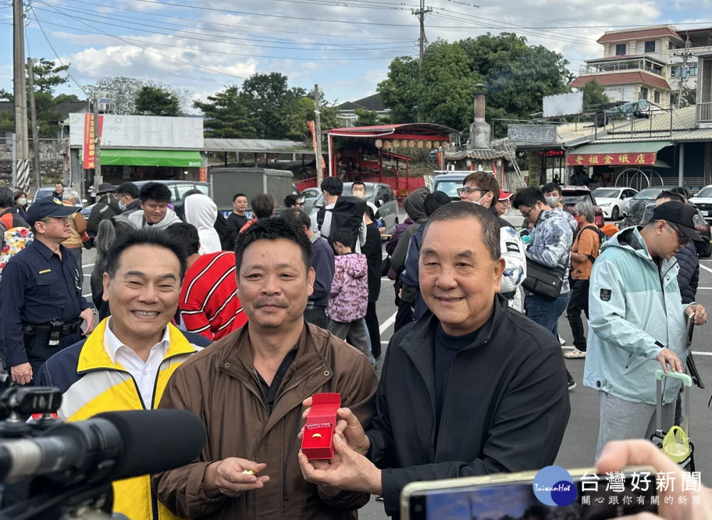 彩蛋藏好禮,這位民眾領到金戒指。(記者扶小萍攝)