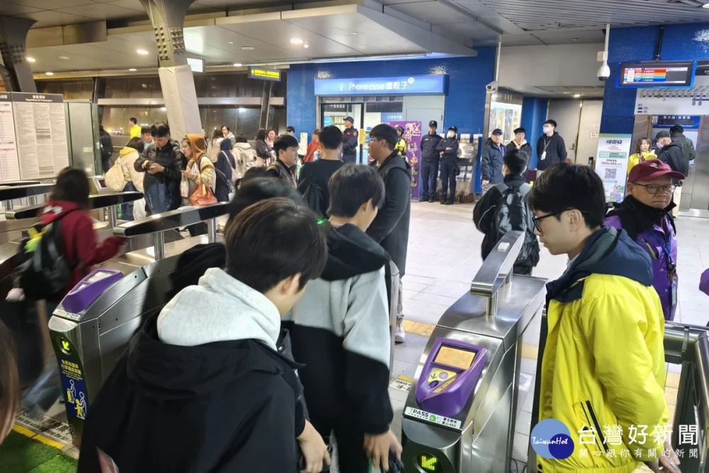 2026桃園跨年演唱會散場人潮湧入，桃捷15分鐘完成A19疏運。


” style=”width:100%; height:auto; display: black;”/></p>
<figcaption id=