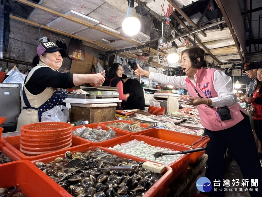 立委楊瓊瓔前進潭子勝利路「好康黃昏市場」掃街拜票。