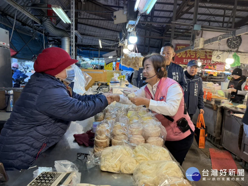 楊瓊瓔現身潭子區勝利路好康黃昏市場，向市民拜票、問候寒暄。